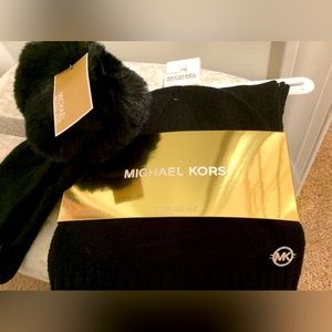 Beautiful Michael kors winter hat scarf gloves set